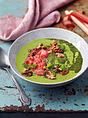 Grüne Suppe mit Rhabarbercreme, Spirulina, Chia und Walnüssen