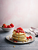 Pancakes mit Erdnussbutter, Erdbeermarmelade und frischen Erdbeeren