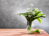 Bärlauch mit Blüten im Glas