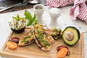Krebsfleisch-Avocado-Salat mit Pestobrot