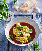 Home-made tortellini with tomato sauce