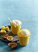 Ananas-Maracuja-Drink mit Crushed Ice und Zitronensorbet