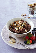 Quinoa-Pudding mit Schokolade und Nüssen