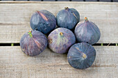 Six ripe figs
