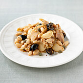 Tuna and white beans with olives