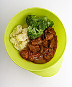 Goulash with broccoli and crushed potatoes