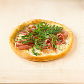 Pizza bianca with Parma ham, rocket and mozarella