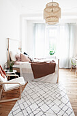 Teppich mit geometrischem Muster in lichtdurchflutetes Schlafzimmer