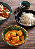 Butter chicken with raisins and rice