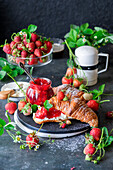 Croissant mit Erdbeermarmelade und Frischkäse