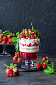 Erdbeertrifle mit Erdbeergelee, Vanillebiskuit und Joghurtcreme
