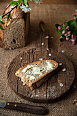 Selbst gebackenes Brot mit Butter auf Holzbrett