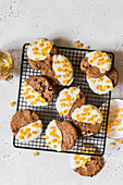 Chocolate Chip Cookies mit weißer Schokoglasur und kandierter Orangenschale