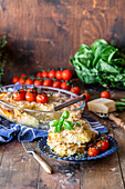Kartoffelgratin mit Käse und Tomaten