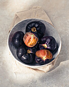 Black tomatoes in the bowl