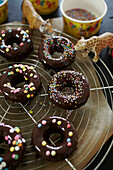 Schoko-Bananen-Donuts mit bunten Zuckerperlen