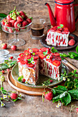 Vertikaler Erdbeer-Crepes-Kuchen