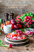 Tomaten-Radieschen-Salat mit eingelegten Zwiebeln