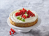 Sponge cake with red currant