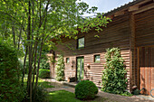 Holzhaus mit Garten