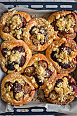 Yeast rolls with plums and crumble