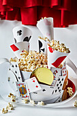 Popcorn in Tüten mit Spielkartenmotiv