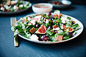 Lamb's lettuce salad with figs, grapes and goat cheese