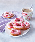 Donuts mit rosa Zuckerglasur