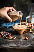 Kaffee, aromatisiert mit veganem Haselnuss-Schokoladen-Drink