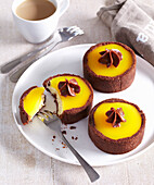 Chocolate tartlets with orange jelly