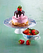 Chocolate tartlets with strawberry cream