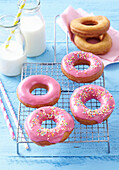 Donuts mit rosa Glasur und bunten Zuckerstreuseln