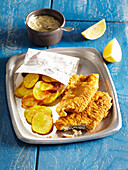 Fischschnitzel mit selbstgemachten Kartoffelchips und hausgemachter Mayonnaise