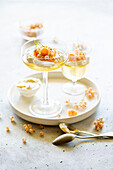 Champagnergelee garniert mit weißen Johannisbeeren und Himbeeren
