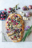 Pizza mit Beeren, Feigen und Blauschimmelkäse