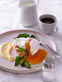 Eggs Benedict with ham and spinach