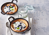 Dutch-Baby mit Joghurt und Blaubeeren