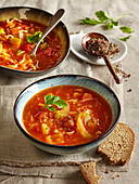 Schlankheits-Suppe mit Tomaten und Sauerkraut