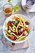 Nudelsalat mit Olive, Tomaten, Gurken und Balkankäse
