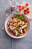 Light pasta salad with chicken breast, tomatoes and rocket salad