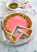 Rosa Käsekuchen mit Erdbeergelee und Pistazien