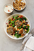 Vegane Kichererbsenbällchen auf winterlichem Salat