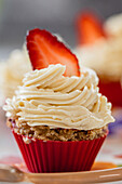 Erdbeercupcake mit Cremehaube (Close Up)