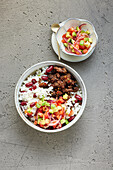 Rindfleisch-Bowl mit Kidneybohnen, Reis und Salsa