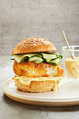 Fisch-Burger mit Gurke und veganer Mayo