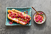 Veganer Möhren-Hotdog mit Relish und roten Zwiebeln