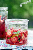 Eingelegte Erdbeeren mit Vanille und Zitronenverbene