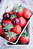 Frische Erdbeeren und Kirschen