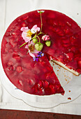 Cheesecake mit Rhabarbersirup und Erdbeeren