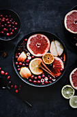 Weihnachtspunsch mit Cranberry, Apfel, Zimt, Orange und Grapefruit